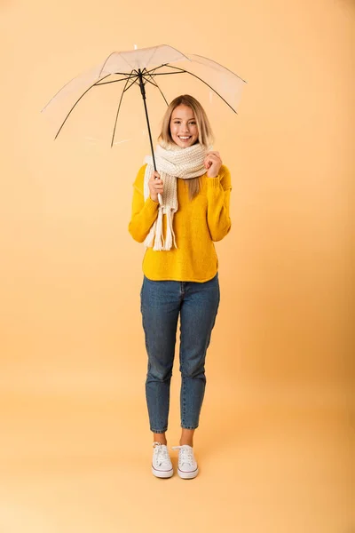 Foto Einer Netten Frau Mit Schal Und Regenschirm Posiert Isoliert — Stockfoto