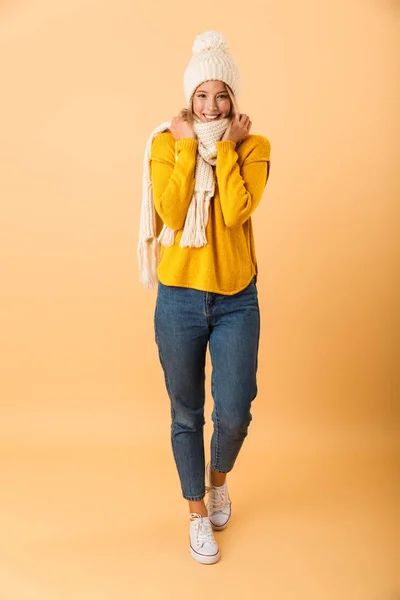 Foto Una Linda Mujer Feliz Con Bufanda Sombrero Posando Aislado — Foto de Stock