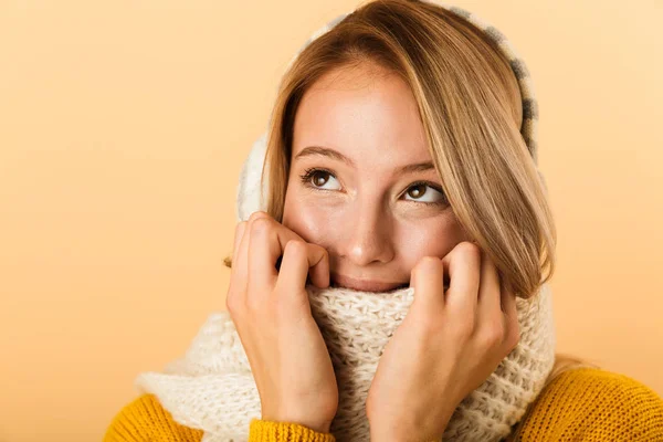 Foto Una Mujer Feliz Con Bufanda Aislada Sobre Fondo Amarillo — Foto de Stock