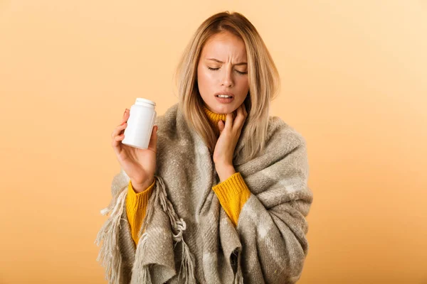 Foto Una Mujer Enferma Disgustada Cuadros Aislados Sobre Fondo Amarillo —  Fotos de Stock