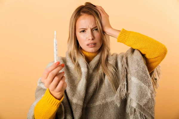 Foto Una Donna Malata Scontenta Plaid Isolato Sfondo Parete Gialla — Foto Stock