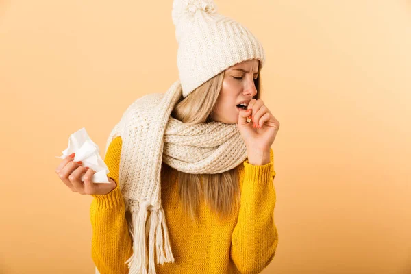 Foto Triste Donna Malata Plaid Isolato Sfondo Giallo Parete Tenendo — Foto Stock