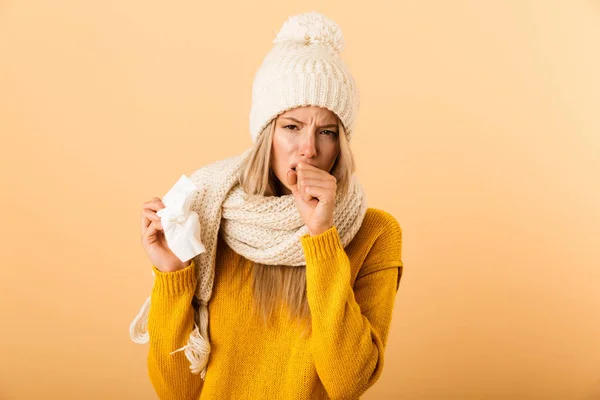 Foto Triste Donna Malata Plaid Isolato Sfondo Giallo Parete Tenendo — Foto Stock