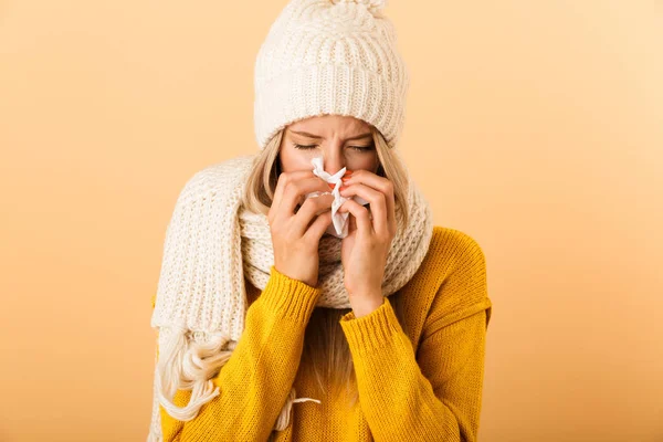 Foto Triste Donna Malata Plaid Isolato Sfondo Giallo Parete Tenendo — Foto Stock