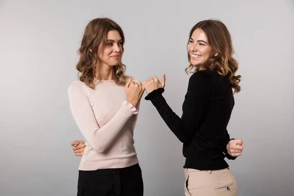 Imagen Dos Mujeres Encantadoras Sonriendo Enganchándose Los Dedos Pequeños Conciliación — Foto de Stock