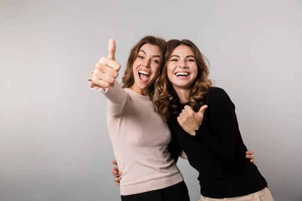 Imagen Dos Mujeres Felices Sonriendo Mostrando Pulgares Hacia Arriba Aislados —  Fotos de Stock