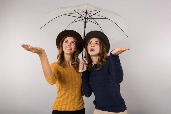 Imagen Dos Mujeres Lindas Con Sombreros Bajo Paraguas Aislados Sobre — Foto de Stock