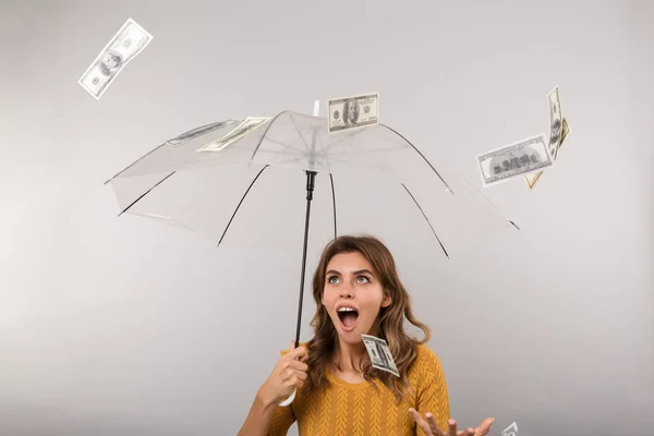 Imagem Mulher Bonita Sob Guarda Chuva Enquanto Dinheiro Dólar Caindo — Fotografia de Stock