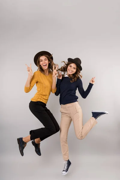 Imagen Longitud Completa Dos Hermosas Chicas Sonriendo Divirtiéndose Juntas Aisladas — Foto de Stock