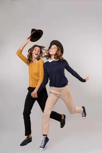 Volle Lengte Foto Van Twee Mooie Meisjes Glimlachend Lopen Samen — Stockfoto