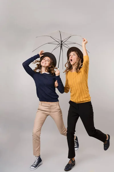 Volle Lengte Foto Van Twee Blanke Meisjes Glimlachend Lopen Samen — Stockfoto