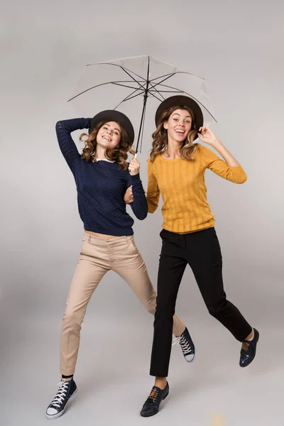 Полное Изображение Двух Девочек Подростков Улыбающихся Идущих Вместе Зонтиком Сером — стоковое фото