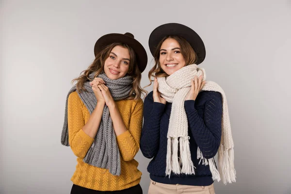 Εικόνα Των Δύο Γυναικών Χαρούμενα Φορώντας Καπέλα Και Φουλάρια Χαμογελάει — Φωτογραφία Αρχείου