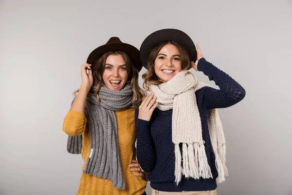 Afbeelding Van Twee Mooie Vrouwen Het Dragen Van Hoeden Sjaals — Stockfoto