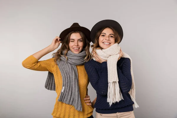 帽子とスカーフは 灰色の背景に分離カメラに笑顔を着て 人の素敵な女性のイメージ — ストック写真