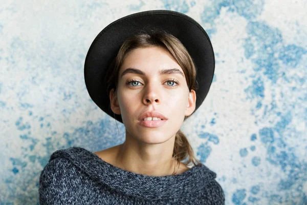 Retrato Cerca Una Hermosa Joven Vestida Con Suéter Sombrero Sobre — Foto de Stock