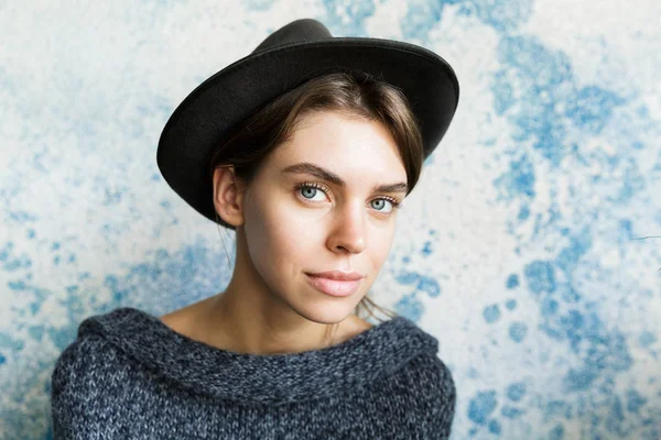 Portret Piękna Młoda Kobieta Ubrana Sweter Kapelusz Tle Niebieską Ścianą — Zdjęcie stockowe