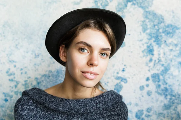 Retrato Cerca Una Joven Vestida Con Suéter Sombrero Sobre Fondo — Foto de Stock