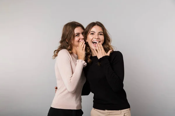 Imagem Duas Garotas Morenas Sorrindo Posando Juntas Isoladas Sobre Fundo — Fotografia de Stock