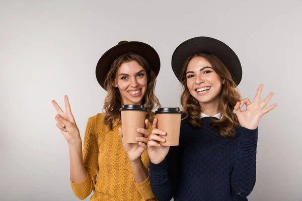 Immagine Due Donne Positive Che Indossano Cappelli Con Caffè Asporto — Foto Stock