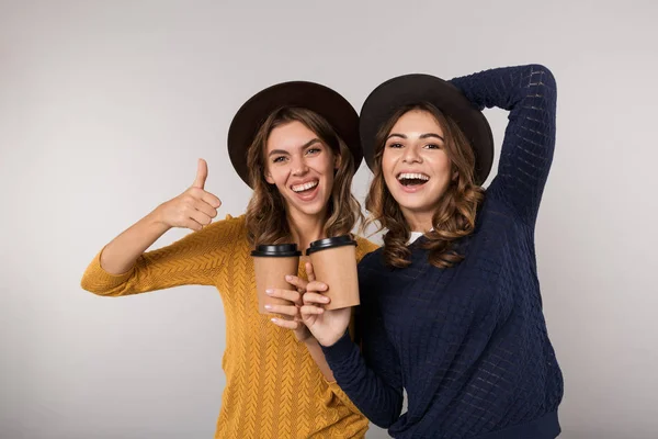 Immagine Due Donne Compiaciute Che Indossano Cappelli Con Caffè Asporto — Foto Stock