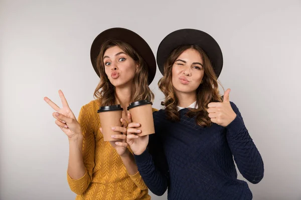 Imagen Dos Hermosas Mujeres Con Sombreros Sosteniendo Café Para Llevar — Foto de Stock