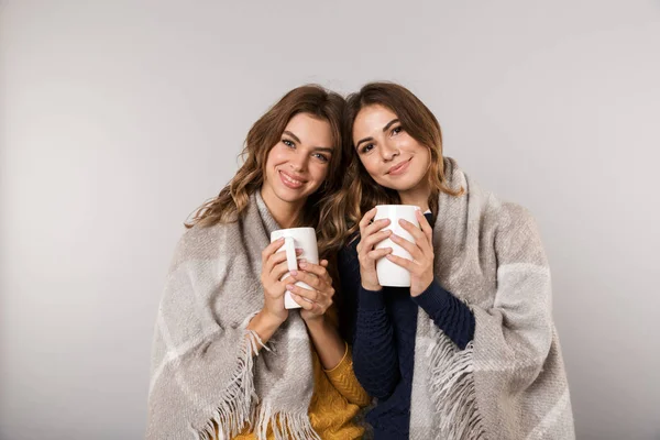 Imagen Dos Mujeres Bonitas Cubiertas Con Manta Sosteniendo Tazas Con — Foto de Stock