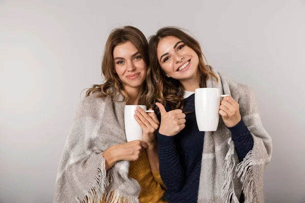 Afbeelding Van Twee Mooie Vrouwen Bedekt Met Deken Holding Cups — Stockfoto