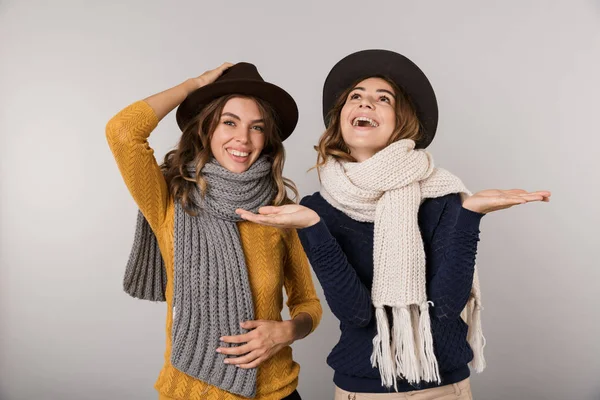 Imagen Dos Mujeres Adolescentes Con Sombreros Bufandas Sonriendo Cámara Aisladas —  Fotos de Stock