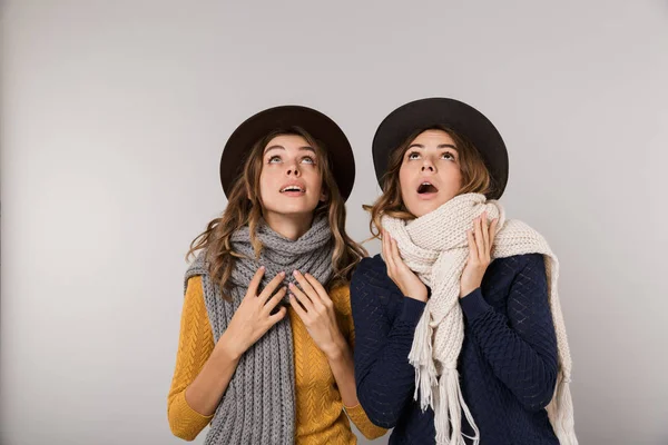 Immagine Due Splendide Donne Che Indossano Cappelli Sciarpe Guardando Verso — Foto Stock