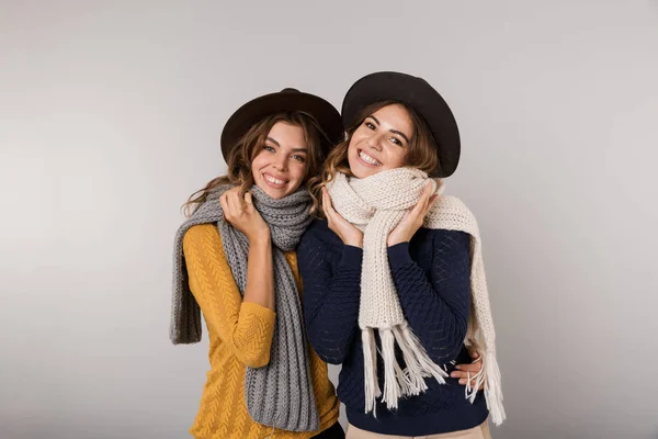 Εικόνα Των Δύο Κοριτσιών Ευχαριστημένος Φορώντας Καπέλα Και Φουλάρια Χαμογελάει — Φωτογραφία Αρχείου