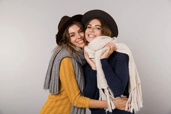 Imagem Duas Mulheres Felizes Vestindo Chapéus Lenços Sorrindo Para Câmera — Fotografia de Stock