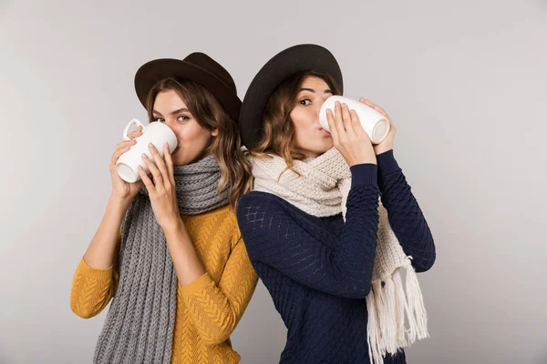 Imagen Dos Mujeres Morenas Con Sombreros Bufandas Bebiendo Caliente Tazas —  Fotos de Stock