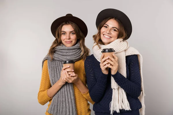 Immagine Due Donne Caucasiche Che Indossano Cappelli Sciarpe Con Mano — Foto Stock