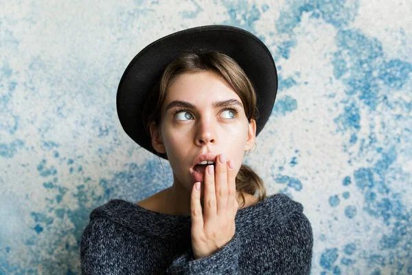 Portret Zaskoczony Młoda Kobieta Ubrana Sweter Kapelusz Tle Niebieską Ścianą — Zdjęcie stockowe