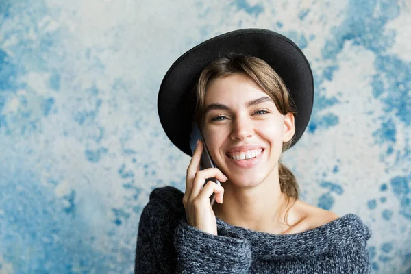 Close Portrait Laughing Young Woman Dressed Hat Sweater Talking Mobile — Stock Photo, Image