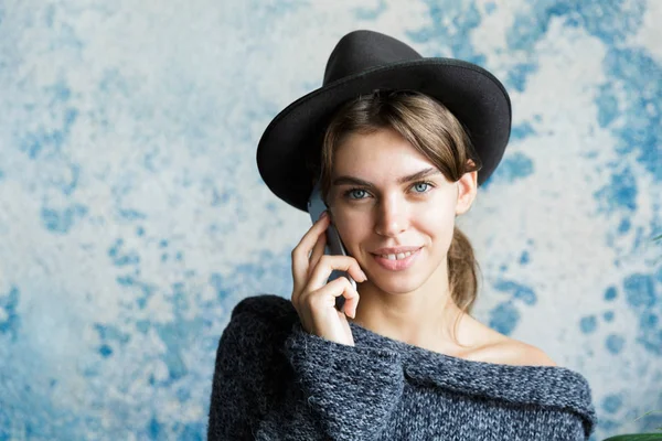 Retrato Cerca Una Joven Sonriente Vestida Con Sombrero Suéter Hablando —  Fotos de Stock
