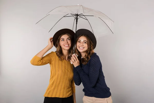 Afbeelding Van Twee Blij Vrouwen Het Dragen Van Hoeden Permanent — Stockfoto