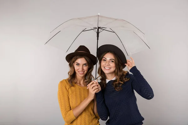 Afbeelding Van Twee Vrolijke Vrouwen Het Dragen Van Hoeden Permanent — Stockfoto