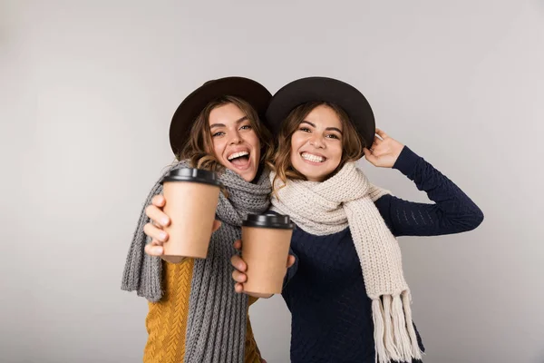 Afbeelding Van Twee Gelukkige Vrouwen Het Dragen Van Hoeden Sjaals — Stockfoto