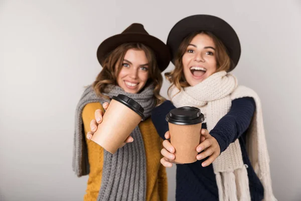 Imagem Duas Mulheres Alegres Usando Chapéus Lenços Segurando Café Takeaway — Fotografia de Stock