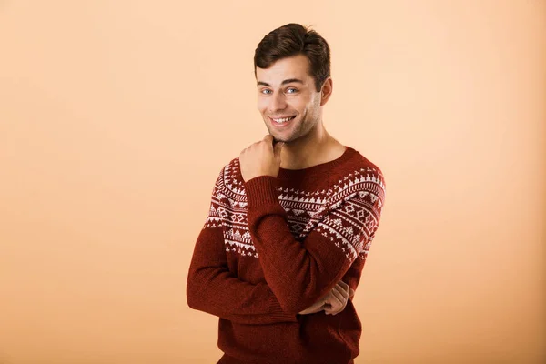 Wizerunek Przystojny Mężczyzna 20S Włosia Noszenie Swetra Pozowanie Kamery Dotknięcie — Zdjęcie stockowe