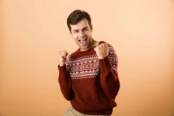 Εικόνα Της Ευτυχισμένος Άνθρωπος 20S Γένια Φορώντας Πλεκτό Πουλόβερ Ουρλιάζοντας — Φωτογραφία Αρχείου