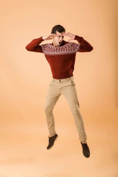 매력적인 남자와 스웨터 웃으면서 베이지색 — 스톡 사진