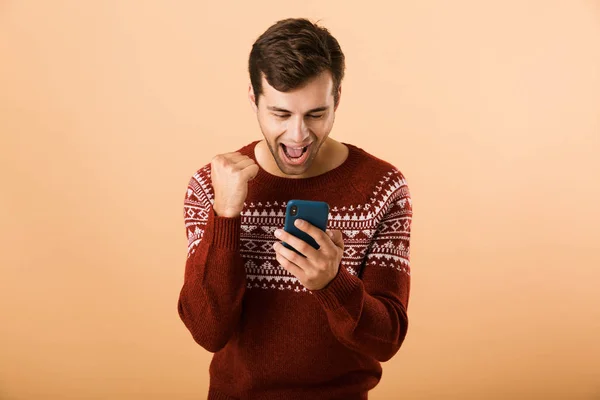 Imagen Hombre Excitado 20S Con Rastrojo Usando Suéter Punto Usando — Foto de Stock