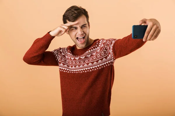 Retrato Joven Guapo Pie Aislado Sobre Fondo Beige Tomando Selfie — Foto de Stock