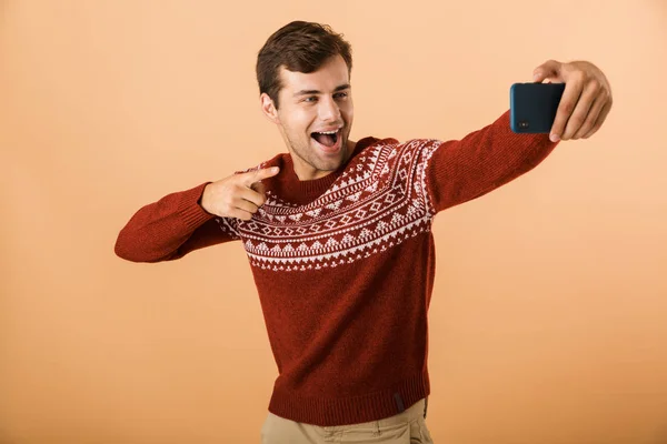 Retrato Joven Sonriente Pie Aislado Sobre Fondo Beige Tomando Selfie — Foto de Stock