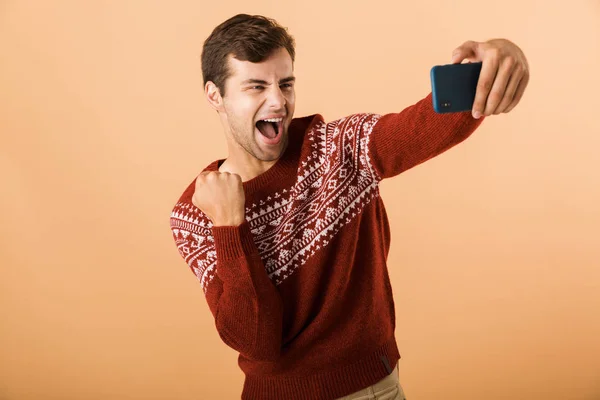 Retrato Joven Sonriente Pie Aislado Sobre Fondo Beige Tomando Selfie — Foto de Stock