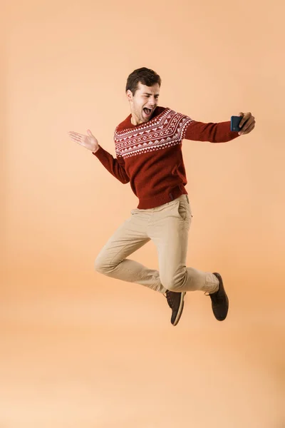 Imagen Guapo Joven Emocional Aislado Sobre Fondo Beige Tomar Una — Foto de Stock