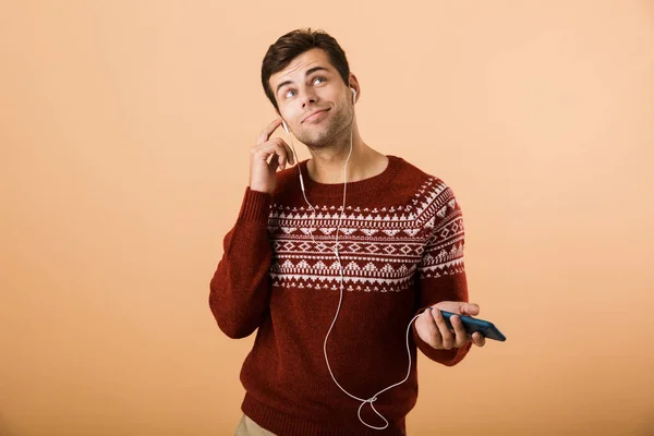 Όμορφος Αστεία Νεαρός Άνδρας Απομονώνεται Μπεζ Φόντο Χρησιμοποιώντας Τηλέφωνο Ακούγοντας — Φωτογραφία Αρχείου